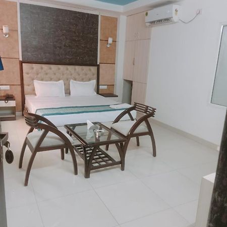 Aero Home Stay- Bed & Breakfast New Delhi Ngoại thất bức ảnh