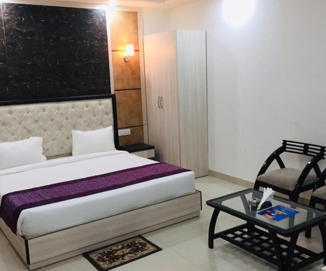 Aero Home Stay- Bed & Breakfast New Delhi Ngoại thất bức ảnh